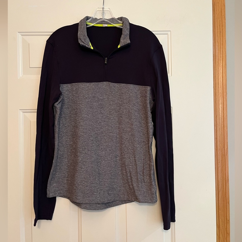 Men’s Lululemon performance gray and navy blue pull over quarter zip. Size small